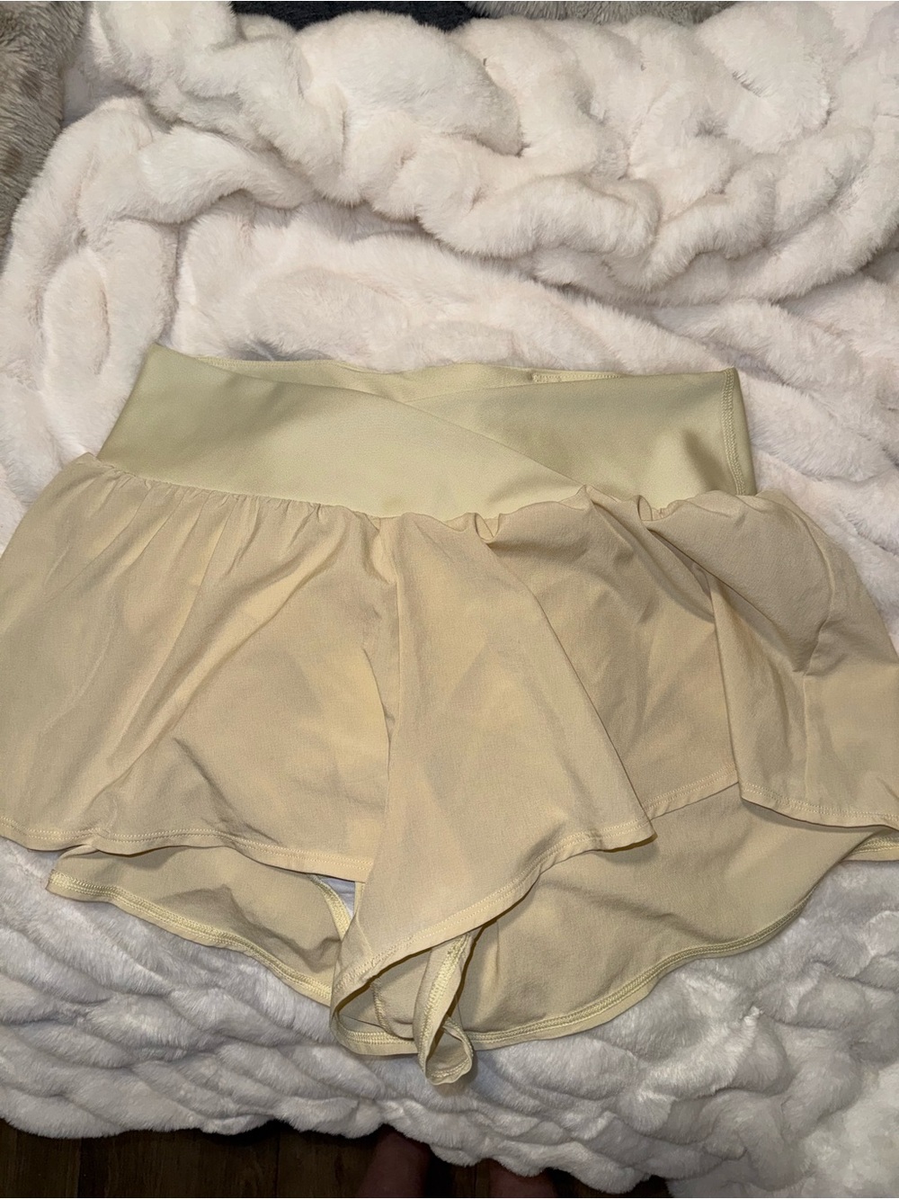 ALO Yoga V-Cute Running Short Candlelight Yellow